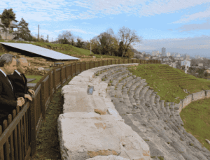 Fahri Doktoralı Osman Okyay, Başkan Özlü ile Konuralp Antik Tiyatro’yu Gezdi