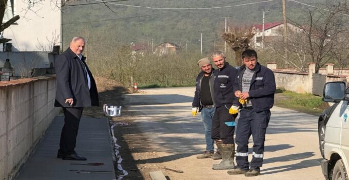 Çilimli’de Sabah Mesaisi: Kaldırım Çalışmaları Hız Kesmeden Sürüyor